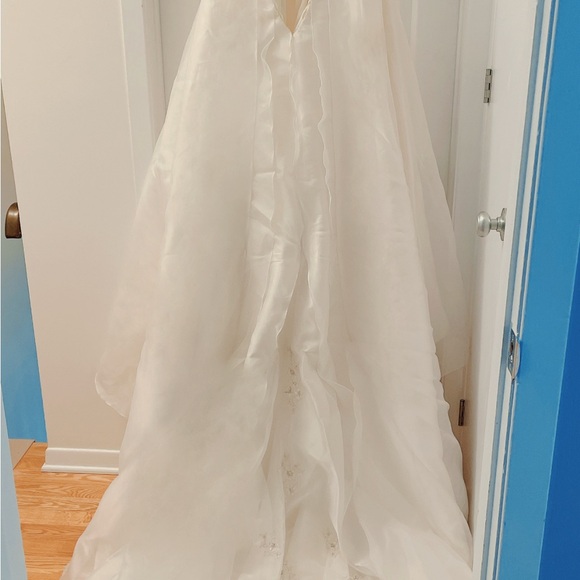 Custom made French lace wedding gown size 4-6 come with matching head piece - Picture 8 of 14